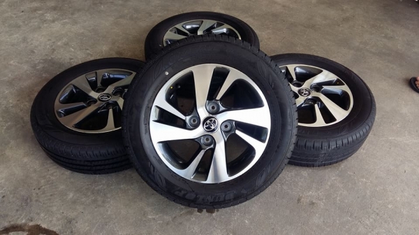 ขายล้อแม็กป้ายแดง avanza 15&quot; ยางปี17 สนใจติดต่อร้าน ก.เจริญการยางครับ 081-3747940
