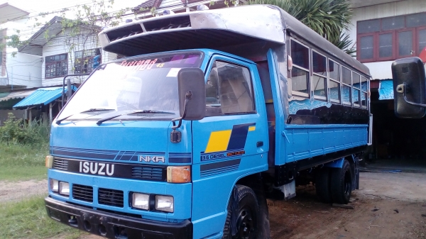 6ล้อ รถโดยสาร ISUZU NKR110 แรงม้า (คุณหนูกันมาวางเงินจองแล้วสามหมื่นบาทถ้วน)รถห้างแท้ ดาวน์98,000บาท