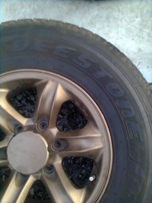 ขายยางพร้อมแม๊กเล็บเหยี่ยว isuzu แท้ ยาง 245/70R ขอบ16 ยางปี10 สวยๆ สภาพยาง 90\%