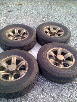 ขายยางพร้อมแม๊กเล็บเหยี่ยว isuzu แท้ ยาง 245/70R ขอบ16 ยางปี10 สวยๆ สภาพยาง 90\%