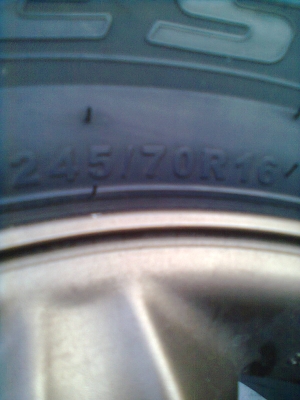 ขายยางพร้อมแม๊กเล็บเหยี่ยว isuzu แท้ ยาง 245/70R ขอบ16 ยางปี10 สวยๆ สภาพยาง 90\%