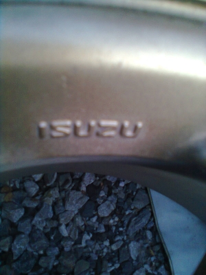 ขายยางพร้อมแม๊กเล็บเหยี่ยว isuzu แท้ ยาง 245/70R ขอบ16 ยางปี10 สวยๆ สภาพยาง 90\%