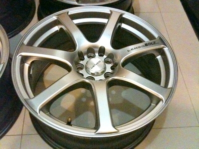 แม็กซ์ Lenso รุ่น Blitz 17 กว้าง 7.5- ET 40 ใส่กับ 5 รู 100 และ 114.3 ได้หมด สภาพสวยพร้อมใส่ได้เลย