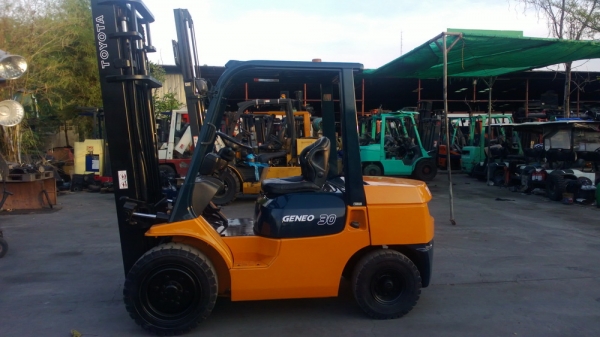 รถยกโตโยต้ารุ่น 7 น้ำหนักยก 3 ตัน เสาสูง 4 เมตร เครื่องดีเซล เกียร์ออโต้