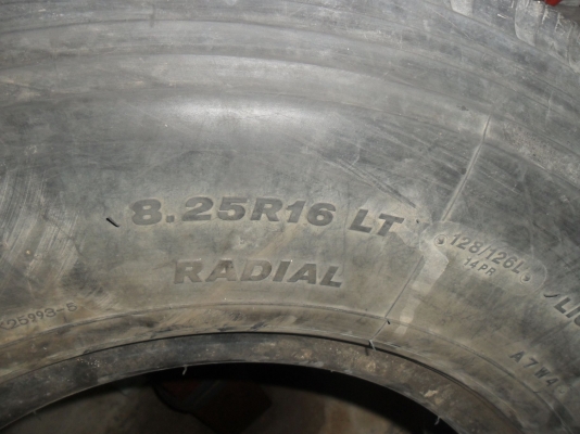 ยาง BRIDGESTONE 8.25R16 สวยๆ 4 เส้น ยาง BRIDGESTONE 8.25R16 สวยๆ 4 เส้น