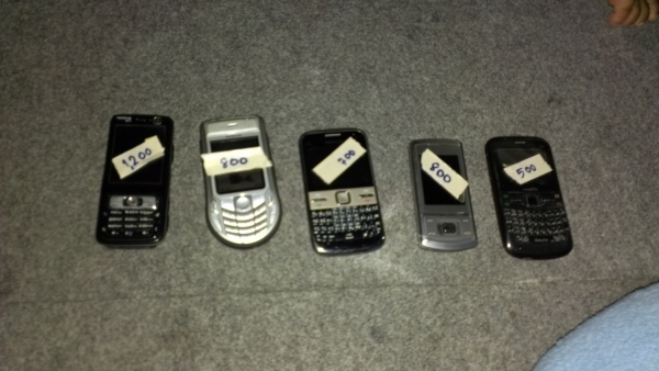 ขอขายโทรศัพท์มือถือตามรูปนะครับราคาคุยกันได้ครับผม