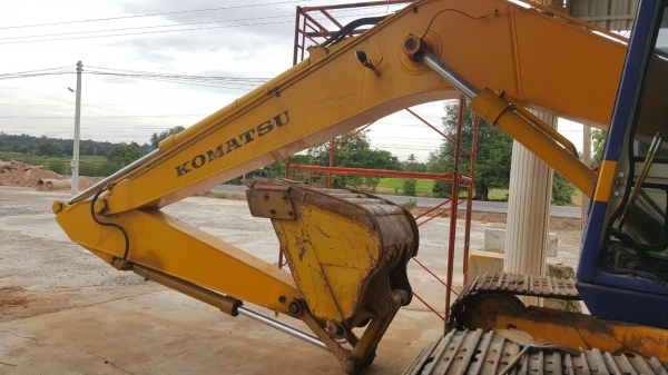 ขาย แบคโฮ KOMATSU PC200-3 คอนโทรลสั้น เครื่องแน่น ปั้มดี เอวแน่น โซ่ 70\% รถใช้งานได้ดี เอกสารใบซื้อขาย