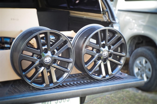 ล้อยอดนิยม Toyota Vigo Fortuner 17&quot; ทำสีดำ