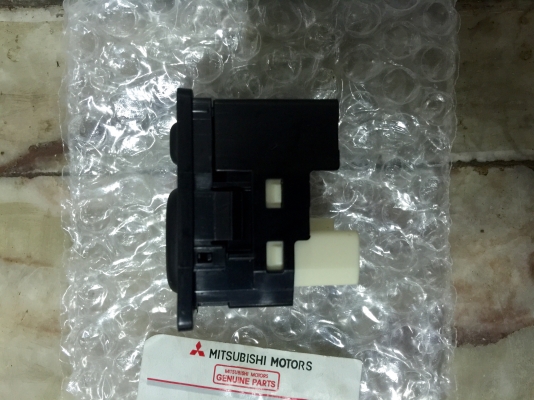 ขายสวิทช์ปรับกระจกมองข้าง MITSUBISHI TRITON แท้ศูนย์ ขายสวิทช์ปรับกระจกมองข้าง MITSUBISHI TRITON แท้ศูนย์