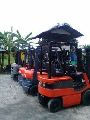+++ ขายโฟล์คลิฟท์ไฟฟ้านั่งขับ  TOYOTA 5FB15  ขนาด  3  ตัน  เสา  3  เมตร