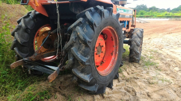 สามย่านแทรคเตอร์  ขายรถไถ KUBOTA L1-24 เครื่องดี เกียร์ดี ราคา 85,000 มีรถขนส่งบริการ ร้านสามย่านแทรคเตอร์ อ.แกลง จ.ระยอง 0897489639,0818618678,0899347475 id line=0897489639 id line=0818618678 id line=0899347475