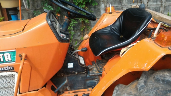 สามย่านแทรคเตอร์  ขายรถไถ KUBOTA L2002DT  เครื่องดี เกียร์ดี ราคา 75,000 มีรถขนส่งบริการ ร้านสามย่านแทรคเตอร์ อ.แกลง จ.ระยอง 0897489639,0818618678,0899347475 id line=0897489639 id line=0818618678 id line=0899347475