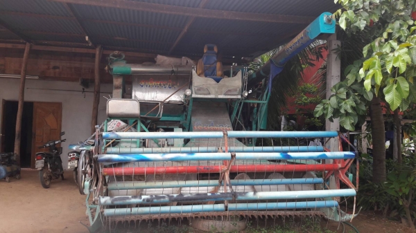 ขายรถเกี่ยวข้าวแบบอุ้ม ตัวเดิน 200 ปั้มใดกิ๊นปั้มแฝด สนใจติดต่อได้ที่เบอร์ 081-257-2986