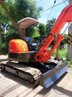 ขายรถขุด ยี่ห้อ : HITACHI แบบ : ZX50U ราคา 490,000 บาท (ราคาต่อรองได้)  มีลายหัวกระแทก  #คอลโทนสั้นปั้มนิ้ว เครื่องยนต์อีซูซุ4สูบ   #รถเก่านอกแท้นำเข้าจากญี่ปุ่น มีเอกสารใบอินวอย  รถไม่เคยใช้งานในไทย100\%  สนใจติดต่อ-สอบถาม-ต่อรองราคา โทร : 099-907-9273 กิ