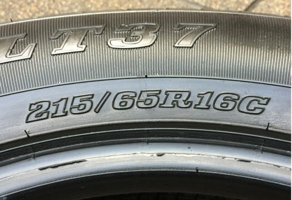 ยาง Dunlop 215 65 16 ปี16 ดอกเต็ม ไม่มีปะ ใช้ยาว ราคาไม่แพง