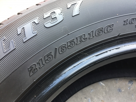 ยาง Dunlop 215-65-16 ปี 16 ครบชุด 4 เส้น 5800  สภาพสวยๆไม่บวมไม่กินข้าง ดอกยางเหลือเยอะเอาไปวิ่งกันใด้อีกยาวค่ะ