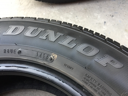 ยาง Dunlop 215-65-16 ปี 16 ครบชุด 4 เส้น 5800  สภาพสวยๆไม่บวมไม่กินข้าง ดอกยางเหลือเยอะเอาไปวิ่งกันใด้อีกยาวค่ะ