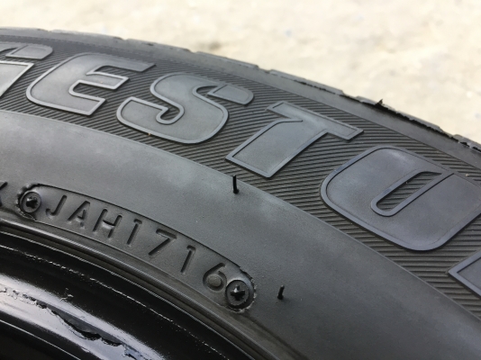 ยาง Bridgstone 215-65-15 ปี16 2เส้น ปี15 2เส้น ครบชุด 4 เส้น 5500  สวยๆไม่บวมไม่กินข้างดอกยางเหลือเยอะเอาไปวิ่งกันใด้อีกยาวค่ะ