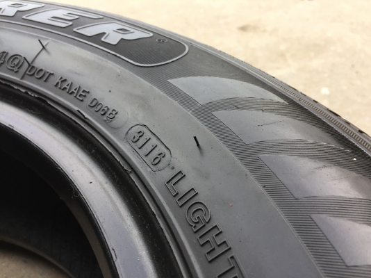 ยาง THUNDERER 205-70-15 ปี 16 ครบชุด 4 เส้น 5000  สวยไม่บวมไม่กินข้างดอกยางเหลือเยอะเอาไปวิ่งกันใด้อีกยาวค่ะ