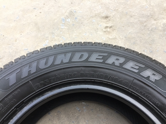 ยาง THUNDERER 205-70-15 ปี 16 ครบชุด 4 เส้น 5000  สวยไม่บวมไม่กินข้างดอกยางเหลือเยอะเอาไปวิ่งกันใด้อีกยาวค่ะ