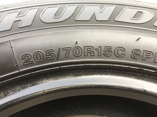 ยาง THUNDERER 205-70-15 ปี 16 ครบชุด 4 เส้น 5000  สวยไม่บวมไม่กินข้างดอกยางเหลือเยอะเอาไปวิ่งกันใด้อีกยาวค่ะ