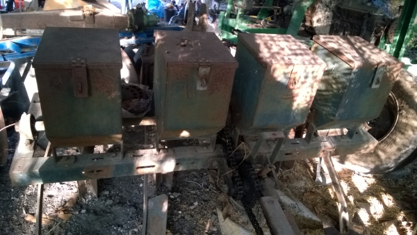 ขายเครื่องหยอดถั่วลิสง 4 ถัง ขายเครื่องหยอดถั่วลิสง 4 ถัง