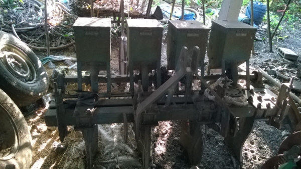 ขายเครื่องหยอดถั่วลิสง 4 ถัง ขายเครื่องหยอดถั่วลิสง 4 ถัง