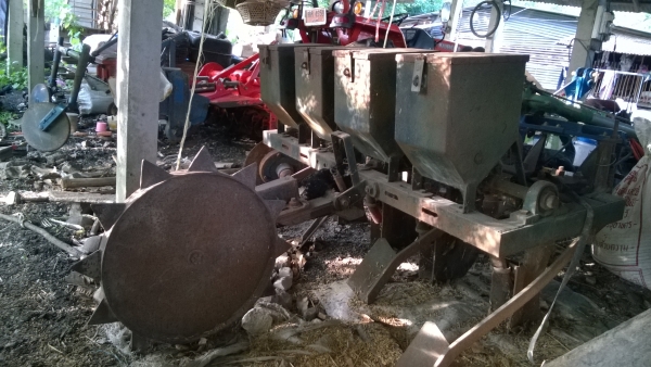 ขายเครื่องหยอดถั่วลิสง 4 ถัง ขายเครื่องหยอดถั่วลิสง 4 ถัง