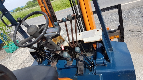 ขายด่วนรถยกดีเซล TOYOTA 5FD25ยก2.5ตันเสาสูง4เมตรเปลียนยางตันใหม่ให้6เส้นรถนอกนำเข้ายังไม่เคยใช้งานในเมืองไทยเลย