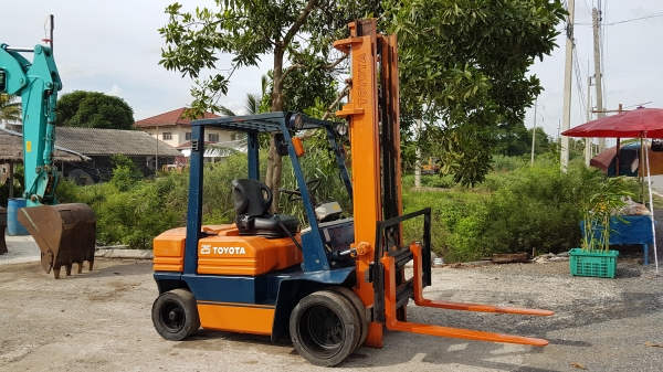 ขายด่วนรถยกดีเซล TOYOTA 5FD25ยก2.5ตันเสาสูง4เมตรเปลียนยางตันใหม่ให้6เส้นรถนอกนำเข้ายังไม่เคยใช้งานในเมืองไทยเลย