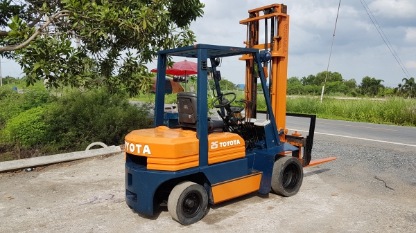 ขายด่วนรถยกดีเซล TOYOTA 5FD25ยก2.5ตันเสาสูง4เมตรเปลียนยางตันใหม่ให้6เส้นรถนอกนำเข้ายังไม่เคยใช้งานในเมืองไทยเลย
