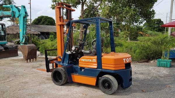 ขายด่วนรถยกดีเซล TOYOTA 5FD25ยก2.5ตันเสาสูง4เมตรเปลียนยางตันใหม่ให้6เส้นรถนอกนำเข้ายังไม่เคยใช้งานในเมืองไทยเลย