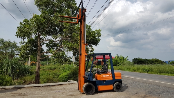 ขายด่วนรถยกดีเซล TOYOTA 5FD25ยก2.5ตันเสาสูง4เมตรเปลียนยางตันใหม่ให้6เส้นรถนอกนำเข้ายังไม่เคยใช้งานในเมืองไทยเลย