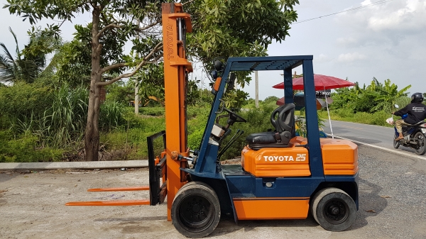 ขายด่วนรถยกดีเซล TOYOTA 5FD25ยก2.5ตันเสาสูง4เมตรเปลียนยางตันใหม่ให้6เส้นรถนอกนำเข้ายังไม่เคยใช้งานในเมืองไทยเลย