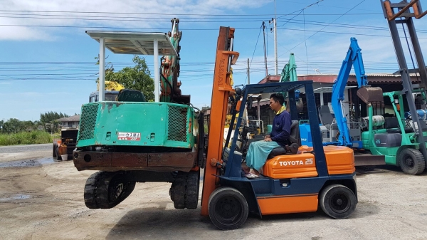 ขายด่วนรถยกดีเซล TOYOTA 5FD25ยก2.5ตันเสาสูง4เมตรเปลียนยางตันใหม่ให้6เส้นรถนอกนำเข้ายังไม่เคยใช้งานในเมืองไทยเลย