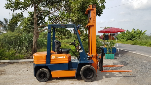 ขายด่วนรถยกดีเซล TOYOTA 5FD25ยก2.5ตันเสาสูง4เมตรเปลียนยางตันใหม่ให้6เส้นรถนอกนำเข้ายังไม่เคยใช้งานในเมืองไทยเลย