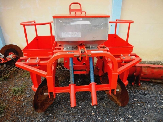 เครื่องปลูกมันตราช้าง CP100F พร้อมถังปุ๋ย