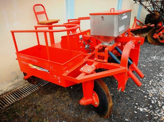 เครื่องปลูกมันตราช้าง CP100F พร้อมถังปุ๋ย