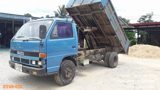 ขายด่วน รถบรรทุก 6 ล้อ ISUZU NPR 115 แรง ดั้ม (รถห้างแท้) เสี่ยสั่งลุย สภาพเดิมๆ สวยพร้อมใช้งาน ราคาสุดคุ้ม