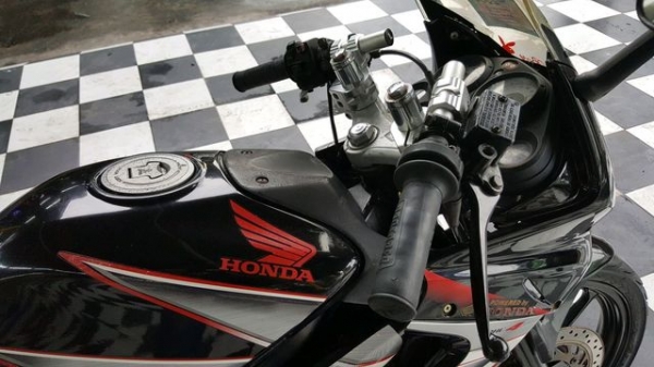 ขออนุญาตขาย HONDA CBR 150R TOP ล้อแม็กแท้ศูนย์ สตาร์ทมือ โอนฟรี