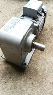 1500 บ. ส่งฟรี083-2000058  LINE ID: line832923 มอเตอร์เกียร์ทดรอบ ยี่ห้อ MITSUBISHI ขนาดกำลัง 200 W. แบบเพลาออกด้านข้างขนาดเพลาขับโต 25 mm. มีอัตราทด 1:30 พร้อมต่อใช้ไฟบ้าน 220 V.ได้เลย (มีแค่ 20 ตัว)