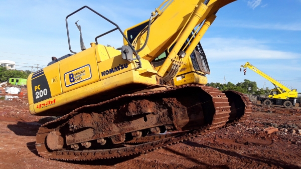 ขายรถแบ็คโฮ KOMATSU PC200-8MO พร้อมไลน์หัวกระแทก ใช้งาน 7,956 ชั่วโมง