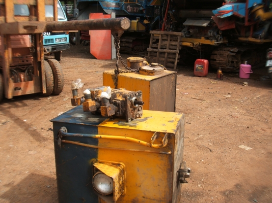 ขายซากแม็คโคร เครื่องยนต์ ปั้มไฮดรอลิก หัวเก๋ง โซ่ และอุปกรณ์ต่างๆ