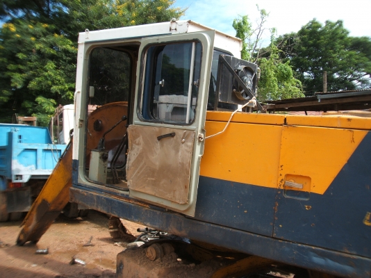 ขายซากแม็คโคร เครื่องยนต์ ปั้มไฮดรอลิก หัวเก๋ง โซ่ และอุปกรณ์ต่างๆ