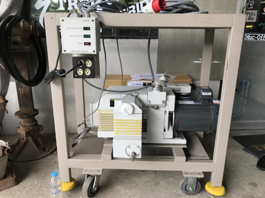 ขายปั้มแวคคั่มสูญญากาศ Vacuum pump Trivac made in Germany พร้อมมอเตอร์ Emerson 3HP. 380V พร้อมอุปกรณ์คอนโทรลครบชุด ขนาดท่อ 1.5นิ้ว ของใหม่แกะลังมาพร้อมล้อเลื่อนไม่เคยใช้งาน สวยมาก พร้อมใช้งาน