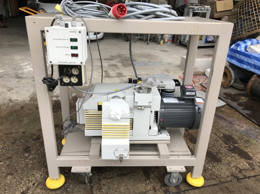 ขายปั้มแวคคั่มสูญญากาศ Vacuum pump Trivac made in Germany พร้อมมอเตอร์ Emerson 3HP. 380V พร้อมอุปกรณ์คอนโทรลครบชุด ขนาดท่อ 1.5นิ้ว ของใหม่แกะลังมาพร้อมล้อเลื่อนไม่เคยใช้งาน สวยมาก พร้อมใช้งาน