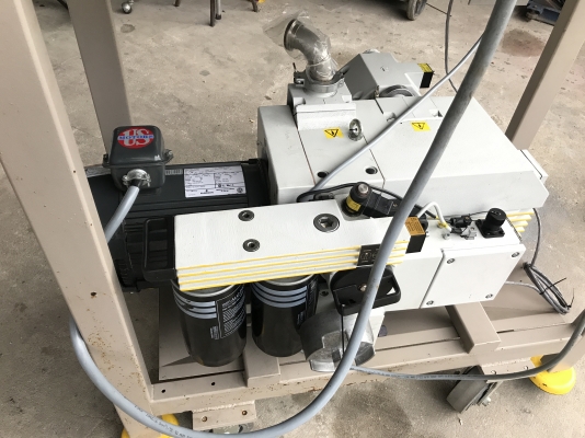 ขายปั้มแวคคั่มสูญญากาศ Vacuum pump Trivac made in Germany พร้อมมอเตอร์ Emerson 3HP. 380V พร้อมอุปกรณ์คอนโทรลครบชุด ขนาดท่อ 1.5นิ้ว ของใหม่แกะลังมาพร้อมล้อเลื่อนไม่เคยใช้งาน สวยมาก พร้อมใช้งาน