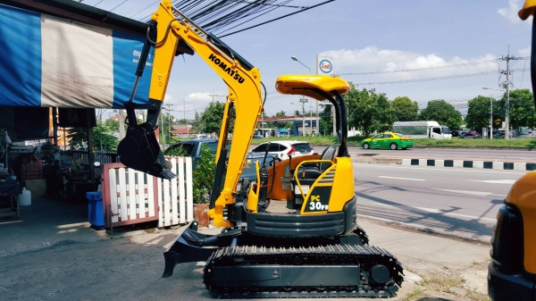 ขาย รถขุด KOMATSU รุ่น PC30FR มือสองญี่ปุ่น แทรกเหล็ก สลักบูทเอวแน่น  100\% ปั้มนิ้ว ทำงานไว สวยพร้อมใช้งาน มือถือ/LINE ID : 0818753443