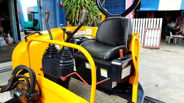 ขาย รถขุด KOMATSU รุ่น PC30FR มือสองญี่ปุ่น แทรกเหล็ก สลักบูทเอวแน่น  100\% ปั้มนิ้ว ทำงานไว สวยพร้อมใช้งาน มือถือ/LINE ID : 0818753443