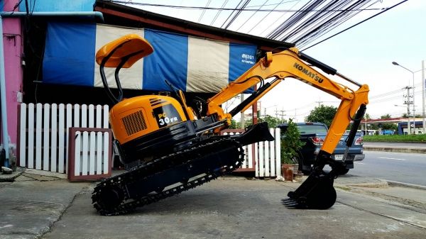 ขาย รถขุด KOMATSU รุ่น PC30FR มือสองญี่ปุ่น แทรกเหล็ก สลักบูทเอวแน่น  100\% ปั้มนิ้ว ทำงานไว สวยพร้อมใช้งาน มือถือ/LINE ID : 0818753443